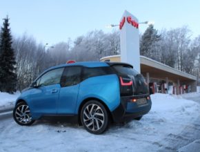 auto elektromobil BMW i3 u nabíjecí stanice Humpolec-Vystrkov