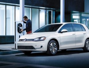 auto elektromobil Volkswagen e-Golf nabíjení ulice