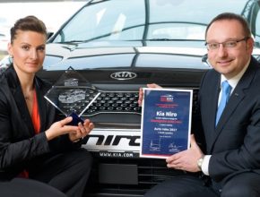 KIA_Niro_Ekologicke_Auto_Roku_2017_Arnost_Barna_povereny_generalni_reditel_a_Katerina_Jouglickova_PR_manazer_KMCz