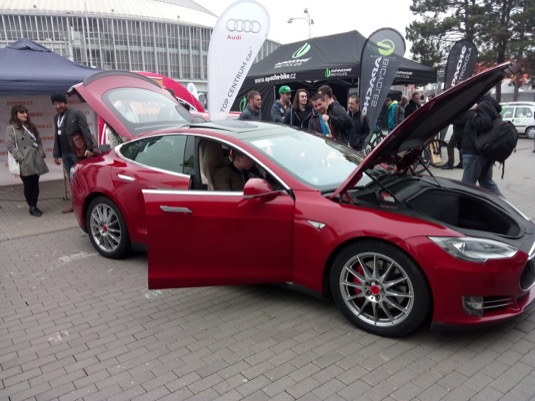 auto Amper 2017 Brno elektromobil Tesla Model S GoForFree.cz