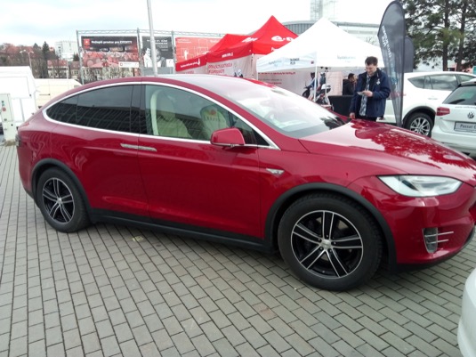Elektromobil Tesla Model X na veletrhu Amper 2017 v Brně.