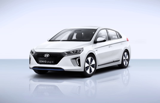 Hyundai Ioniq Plug-in nabízí to nejlepší z obou světů: elektrický dojezd až 63 kilometrů, emise 26 g/km a spotřebu 1,1 l/100 km