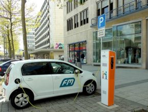 auto elektromobil Volkswagen e-Golf u dobíjecí stanice