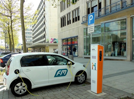 auto elektromobil Volkswagen e-Golf u dobíjecí stanice