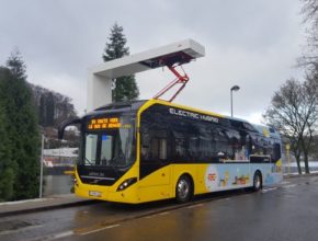 Elektrobus se na stanici dobije do plných za méně než pět minut.