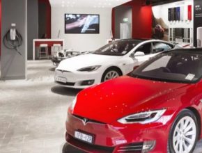 auto elektromobily Tesla Model S v obchodu Tesla Store dodání auta