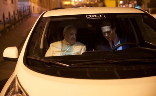 auto papež František v elektromobilu Nissan Leaf