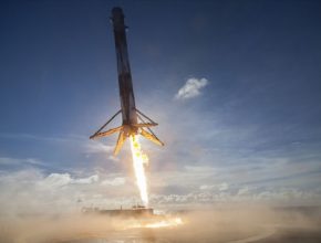 auto SpaceX Falcon 9 přistání vesmírné lodi na mořské bárce