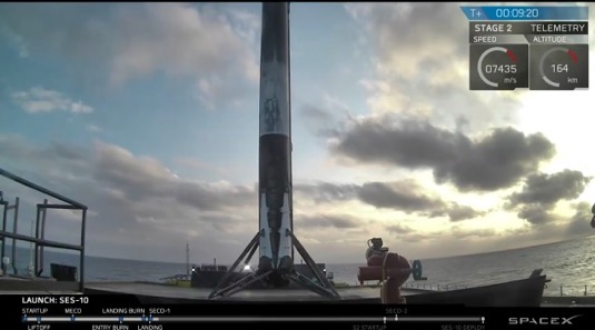 auto SpaceX vesmírná raketa Falcon 9