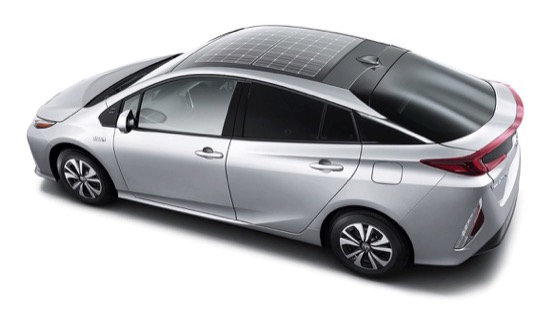 auto Toyota Prius Prime plug-in hybrid solární střecha