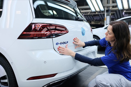 auto vyroba-elektromobilu-volkswagen-e-golf-wolfsburg-tovarna