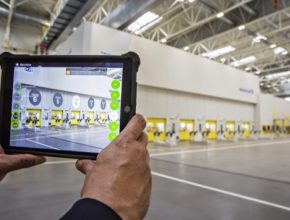 Pomocí rozšířené reality (Augmented Reality) lze na tabletu sledovat spotřebu energie, vzduchu, nebo skladové zásoby - pracovníci údržby tak díky rozšířené realitě na první pohled vidí, zda je vše v pořádku.