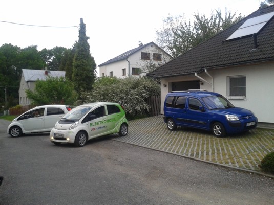 Dva elektromobily Peugeot iOn a Citroen Berlingo