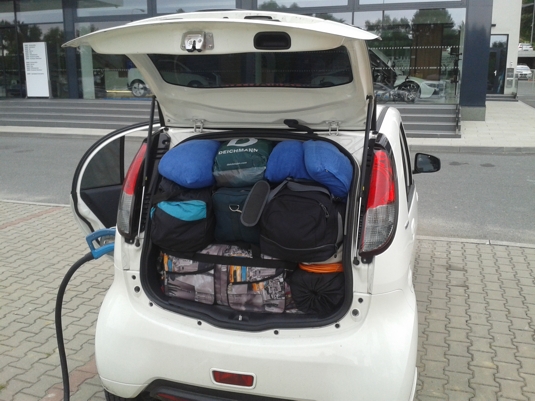 Naložený elektromobil Peugeot iOn na dovolené
