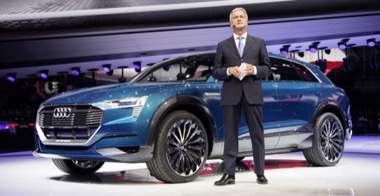 Rupert Stadler, předseda správní rady Audi AG, prezentuje koncept elektromobilu Audi e-tron quattro na autosalonu ve Frankfurtu 2015