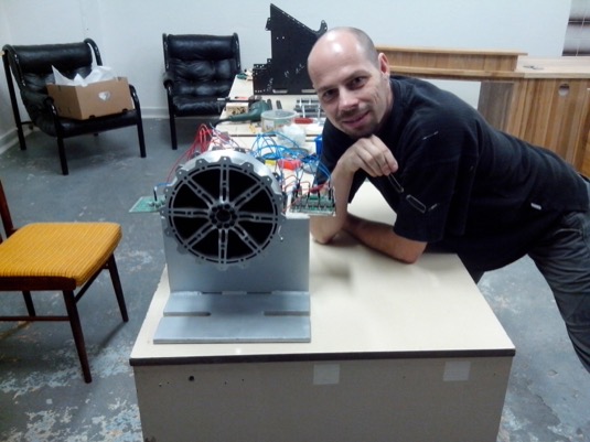 Autor projektu Jaroslav Frais s elektromotorem své tříkolové elektromotorky