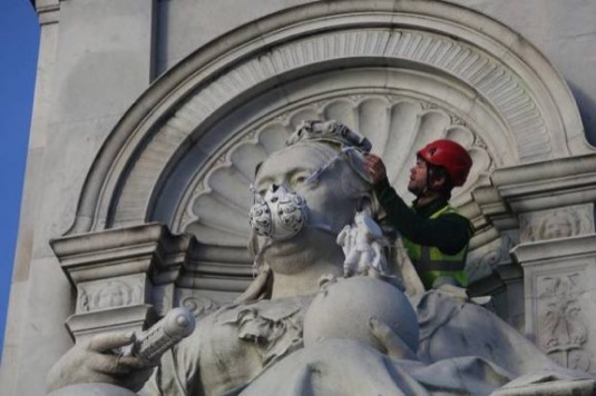 Královna Viktorie už plynovou masku potřebovat nebude