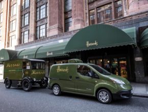 auto Nissan uzavírá partnerství s obchodním domem Harrods a obohacuje vozový park britského obchodu o 100% elektrický model Nissan e-NV200.
