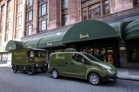 auto Nissan uzavírá partnerství s obchodním domem Harrods a obohacuje vozový park britského obchodu o 100% elektrický model Nissan e-NV200.