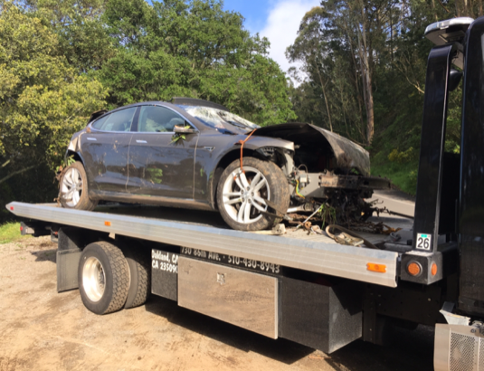 Tesla Model S nehoda sráz Kalifornie Berkeley