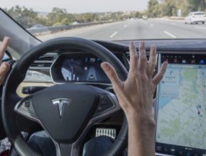 systém autonomního řízení asistence Tesla Autopilot robotické auto