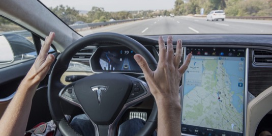 systém autonomního řízení asistence Tesla Autopilot robotické auto
