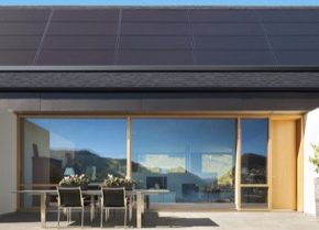 auto Tesla nové solární panely fotovoltaika Panasonic