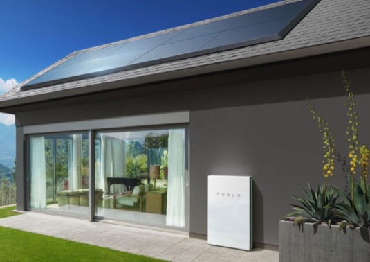 Solární panely Tesla využijete ideálně v kombinaci s domácím úložištěm Tesla Powerwall