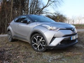 auto Toyota C-HR test hybridní verze