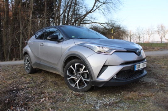auto Toyota C-HR test hybridní verze