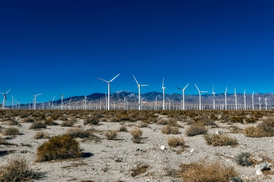auto větrné elektrárny farma Kalifornie USA poušť