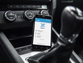 auto Xmarton umožňuje ovládat auto mobilem