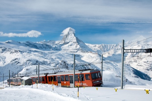 Železniční trať Gornegrat Bahn přepravuje cestující přímo ze stanice Zermatt až na vrchol Gornegraftu. Cesta trvá 33 minut a vlak při ní překoná převýšení 1 469 m.