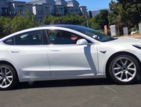 auto elektromobil Tesla Model 3 v bílé