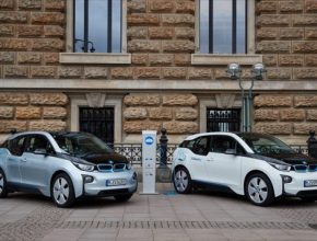 auto elektromobily BMW i3 se nabíjejí