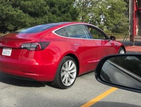 auto elektromobil Tesla Model 3 v červené barvě