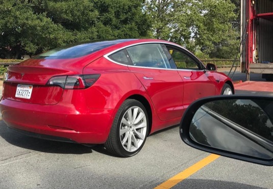 auto elektromobil Tesla Model 3 v červené barvě