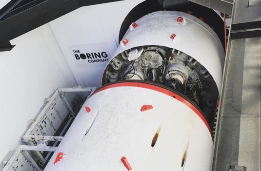 auto ELon Musk razící stroj Godot SpaceX tunely