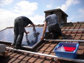auto instalace solárních panelů na střechu