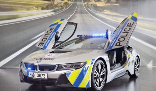 auto Plug-in hybridní sportovní BMW i8 ve službách Policie ČR