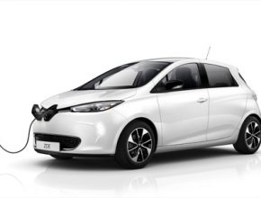 auto elektromobily Renault Zoe u dobíjecí stanice stojanu