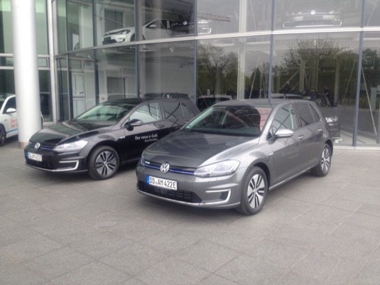 auto elektromobil Volkswagen e-Golf před