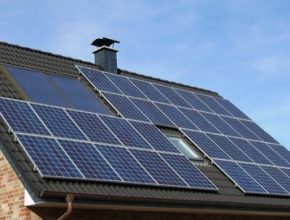 solární fotovoltaické panely na střeše rodinného domu