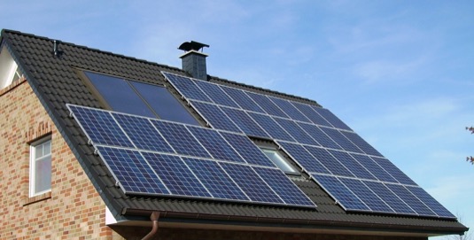 solární fotovoltaické panely na střeše rodinného domu