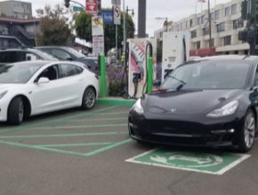 auto Tesla Model 3 dobíjení CCS CHAdeMO