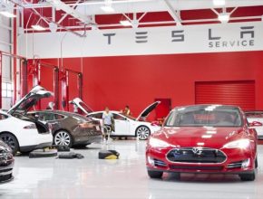 auto elektromobily Tesla Model S v servisním centru Tesla