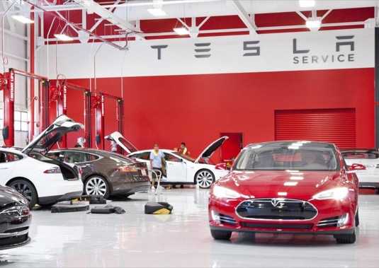 auto elektromobily Tesla Model S v servisním centru Tesla
