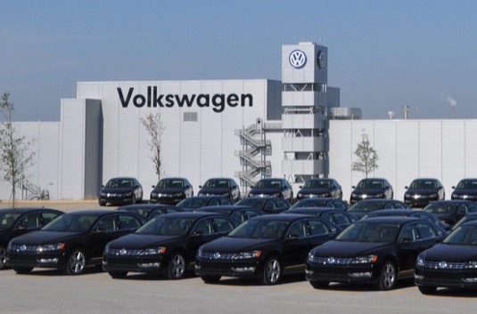 Továrna Volkswagenu v americkém městě Chattanooga. Přímo zaměstnává 3200 lidí a jde o první a jedinou automobilovou továrnu na světě s certifikátem LEED Platinum.