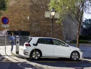 auto elektromobil Volkswagen e-Golf dobíjení