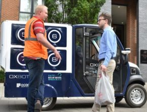 Operační systém pro robotické vozítko CargoPod vyvinula společnost Oxbotica. Elektrické vozítko díky němu může jezdit max. rychlostí 40 km/h.